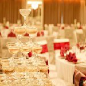 公司领导违规为儿子办婚宴 让下属负责现场接待