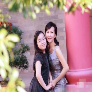 “小青”陈美琪晒与养女合影 59岁仍身材纤细气质优雅