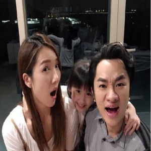 王祖蓝晒37岁庆生照 获爱妻甜蜜夸赞：像17岁