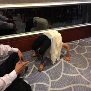 马伊琍晒小女儿下腰照 才3岁柔韧性就这么好(图)