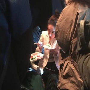 景甜后台啃鸡腿 这架势把身边的人都惊呆了(图)