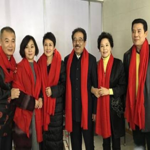 《渴望》主创时隔26年重聚 齐围红围巾温馨合影