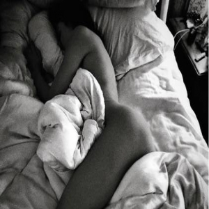 男星偷拍妻子裸照 遭网友痛批“不关心你们的房事”