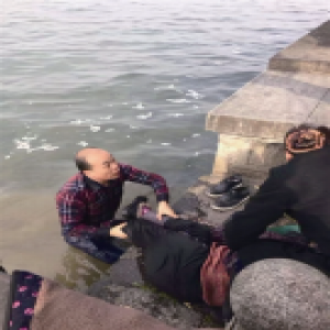 九旬老人两次落入西湖 好心人毫不犹豫二度入湖托举