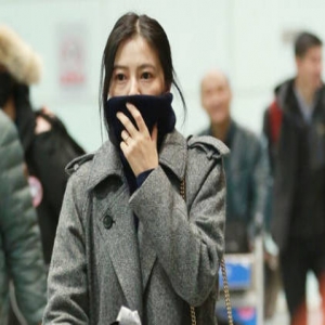 高圆圆返京紧捂口鼻 无名指戒指抢镜