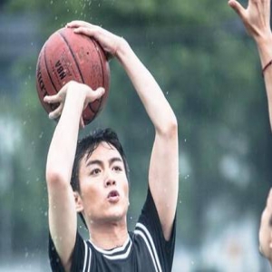 厉害了！陈晓升级当奶爸 获NBA球星录视频送祝福