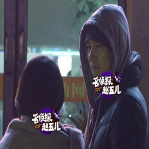 任重街头与女友人热聊 临别甜蜜上演爱的抱抱