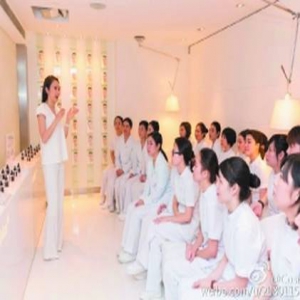 十年，黎姿这样帮弟弟把公司做到上市