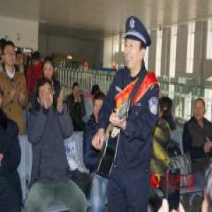 新疆哈密“铁警春运服务小分队”在行动（组图）