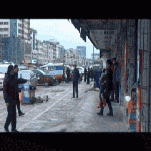 歹徒持刀挟持女童 特警趁其开车门瞬间夺刀救人