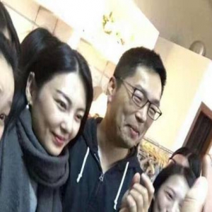 张雨绮陪老公参观自家公司 俨然一副老板娘的架势