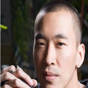 黄立行低调现身某高档餐厅 与外籍友人吃饭热聊