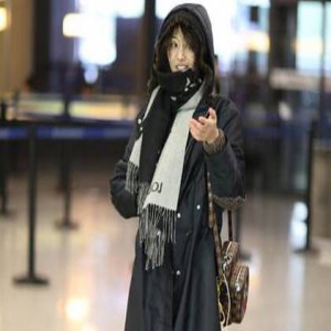 郑爽“失踪”多日独自现身机场 见拍照忙捂脸不愿出镜