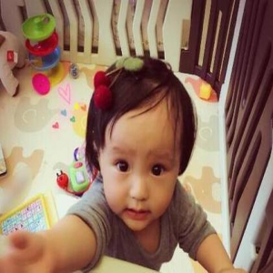 看到欧弟女儿水灵灵的大眼睛，网友的心都酥了(图)