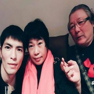 萧敬腾晒全家福为妈妈庆生 网友：婆婆生日快乐