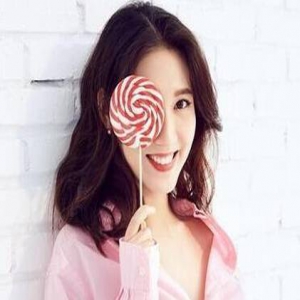 “栗子姐”高露晒唯美孕照 四肢纤瘦颜值仍在线