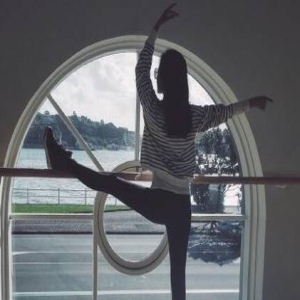 恋爱中的李冰冰精气神都足了，拉筋大秀好身材(图)