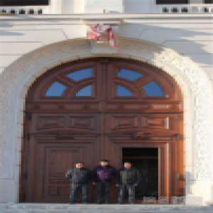 一樘“巨人”别墅门，谁才是真正的幕后推手？