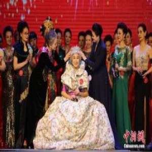 69岁气质大妈获选美冠军 满头银发