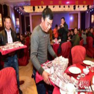 义乌为农民工过年 百万工资奖金端上桌