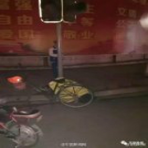 河南环卫工倒在街头 女生脱自己羽绒服为其保暖