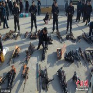 枪支刀具全部投入熔炉 河南洛阳销毁非法枪械