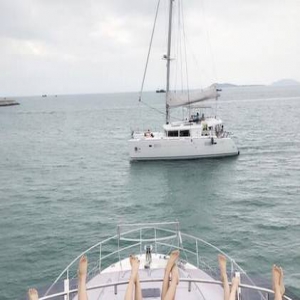 张蓝心带员工出海游玩 齐刷刷的大长腿要晃瞎眼