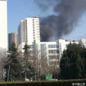 青岛一小区内板房着火 滚滚黑烟涌向附近医院