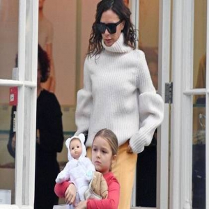 小七跟妈妈逛街 玩偶穿的衣服比她穿的还多