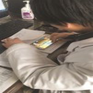 江苏一女医生边开检查单边玩斗地主 医院：罚款两千