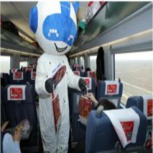 谢霆锋“御用食神”现身高铁，万份年货惊喜连连