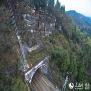 春运铁路故事：探访宜万线上的“守石哥”