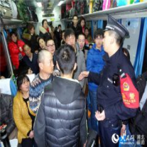 列车乘警：午夜在岗平安行