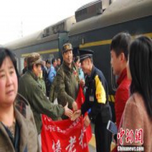 援老抗美老兵义务任春运联防员 列车上说唱安全(图)