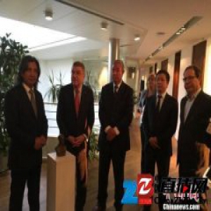 著名雕塑家吴为山向国际奥委会捐赠顾拜旦雕像