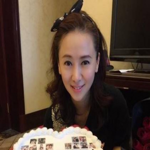 翁虹幸福庆祝结婚十周年 老公隔空送上蛋糕玫瑰