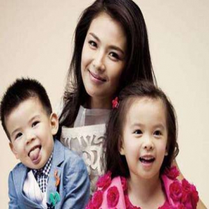 刘涛一双儿女写春联 姐弟俩真是才貌双全(图)