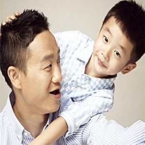 杨威喜获双胞胎女儿 自曝陪妻子吃月子餐