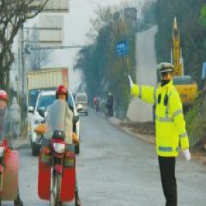 感动！80后患癌交警带药执勤保春运(图)