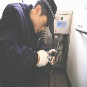 火车上的大学生“掏粪工”：天天用碘伏洗手(图)