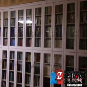 内蒙古“爱书人”个人藏书15万册 家中建起图书馆