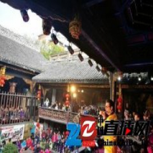 失明青年圆梦新春音乐会 靠听和摸练吹奏嘴型