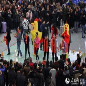 宁波：“快闪”表演 温暖回家路