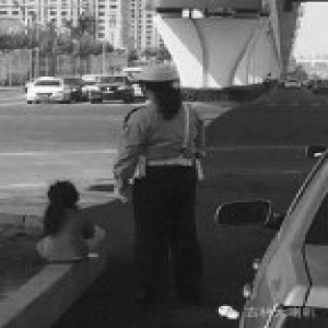 感动！女警妈妈不得不带孩子到路面执勤(图)