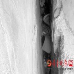 山东五岁娃被卡20厘米墙缝里 消防员用绳索救出