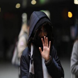 郑爽失踪两月首现身 街头独自哭泣将玩具转赠他人