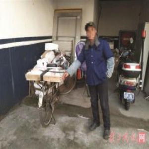 老太被撞卖糖人逃逸 民警买光他的糖再带回调查