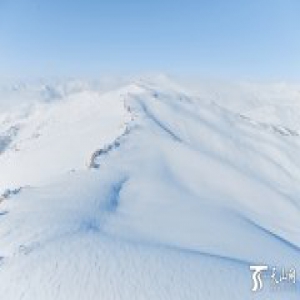高清航拍：阿尔泰山童话雪顶
