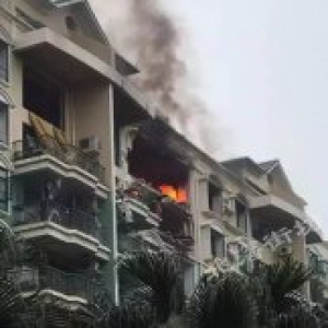 佛山一小区煤气爆炸 有人从7楼直接跳下