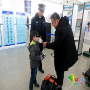 迷糊姥姥“丢”外孙 铁警接力助其返家